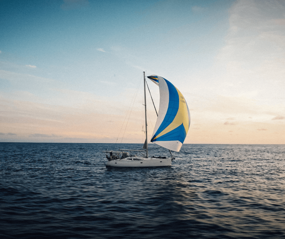 Das Segelboot der Freunde auf dem Wasser bei ihrer Pazifiküberquerung.