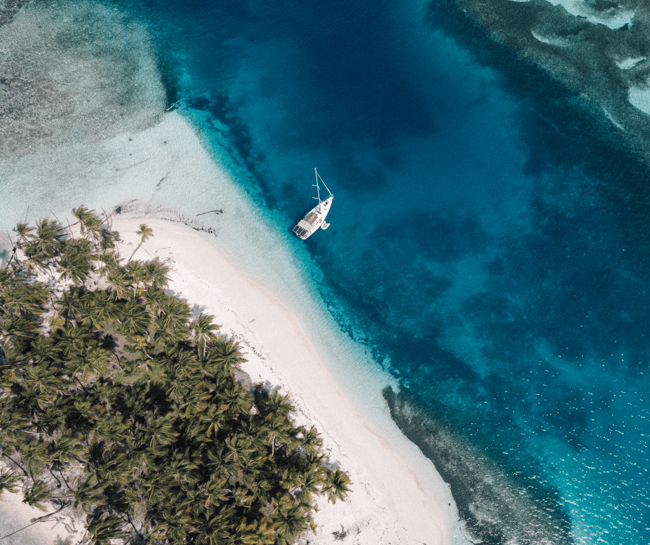 Das Segelboot der Freunde auf dem Wasser bei ihrer Pazifiküberquerung.