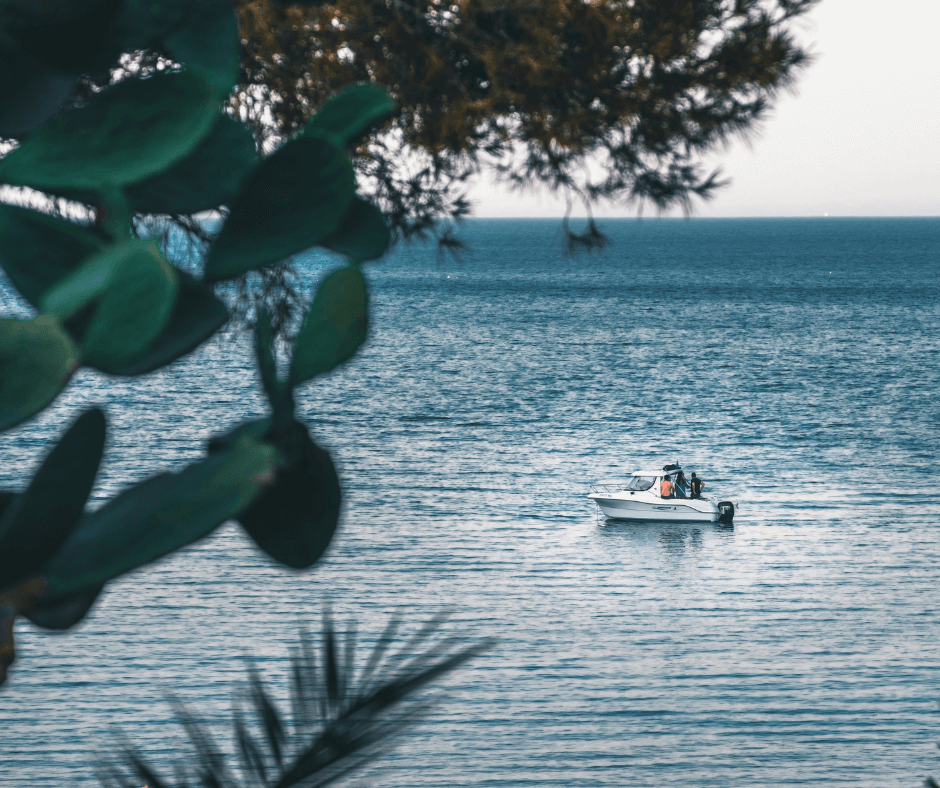 Ein Motorboot auf dem Wasser. Wenn man ein Motorboot mietet, fallen verschiedene Kosten an.