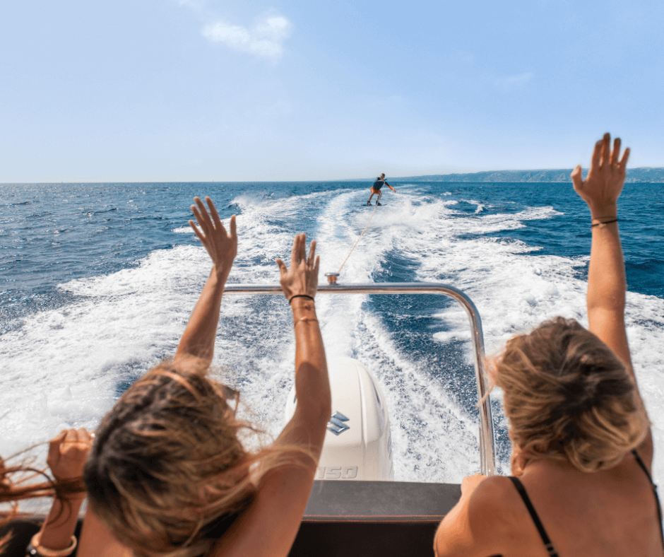 Motorboot auf dem Wasser. Leute haben Spass und haben ein Motorboot gemietet.