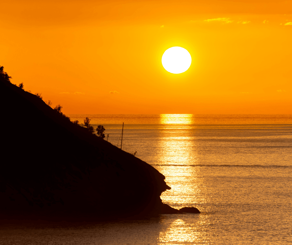 Ein oranger Sonnenuntergang in Antigua und Barbuda. 