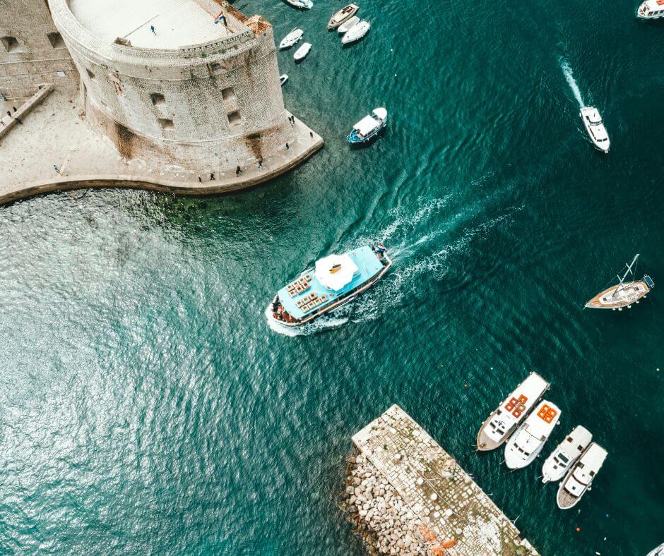 Ein Motorboot wird gefahren und man sieht die Mauern von Split Kroatien.