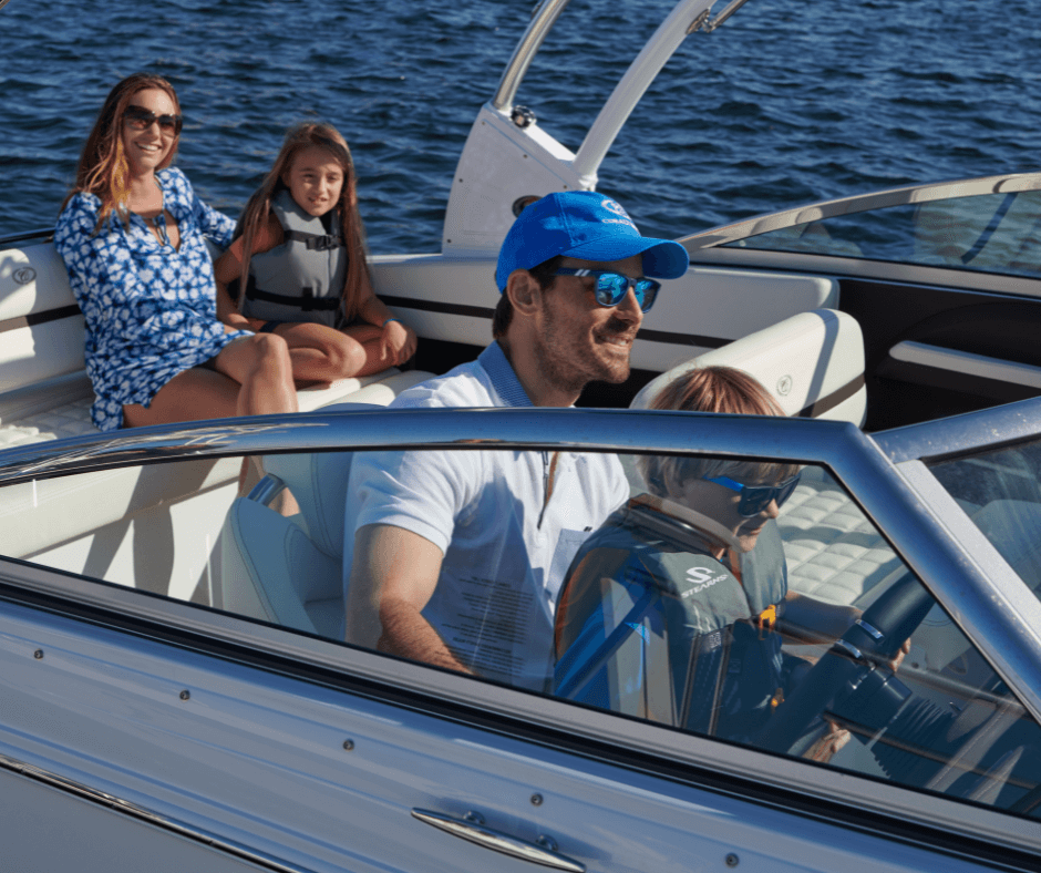 Eine Familie auf dem Motorboot, welches sie gemietet haben. Ein Motorboot auf dem Wasser. Wenn man ein Motorboot mietet, fallen verschiedene Kosten an.