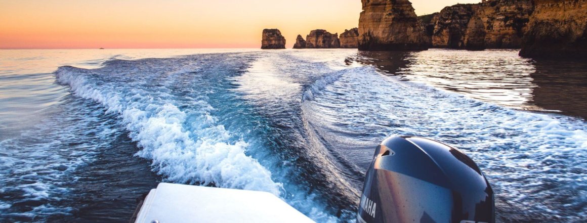 Ein Motorboot auf dem Wasser mit Wellen während eines Bareboat-Charters.