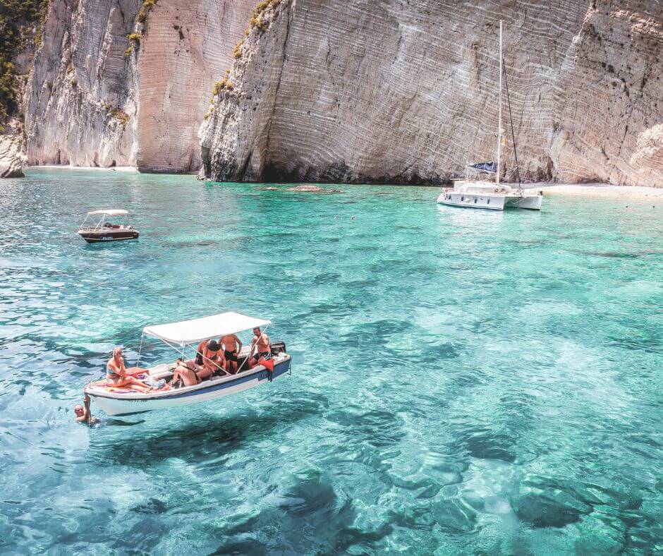 Ein Motorboot auf dem Wasser, auf dem Freunde Spaß haben während ihres Bareboat-Charters.