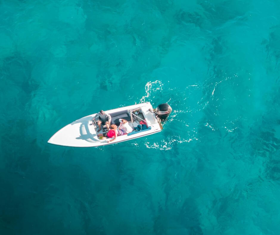 Ein Motorboot auf dem Wasser, auf dem Freunde Spaß haben während ihres Bareboat-Charters.