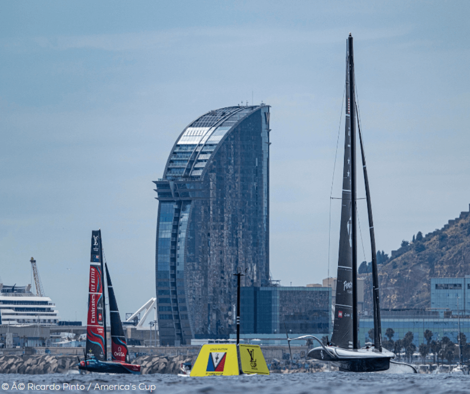 Amerias Cup Boote, die in Barcelona ein Rennen fahren 