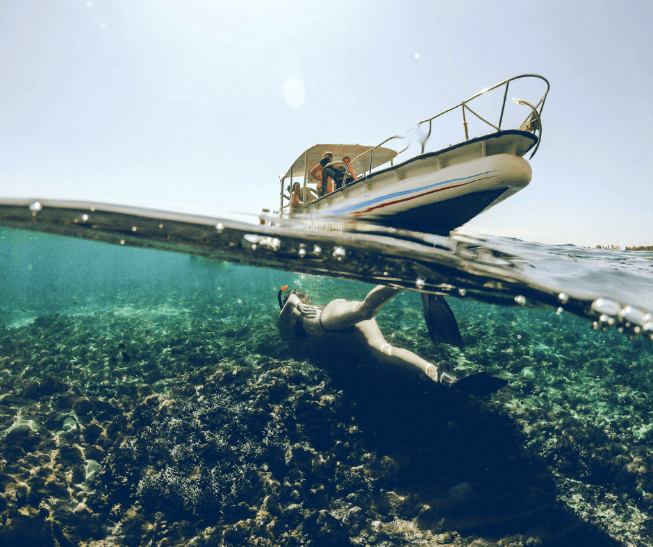 Auf Kreta in Chania beim Tauchen an den malerischen Schnorchelplätzten unter einem Boot. 