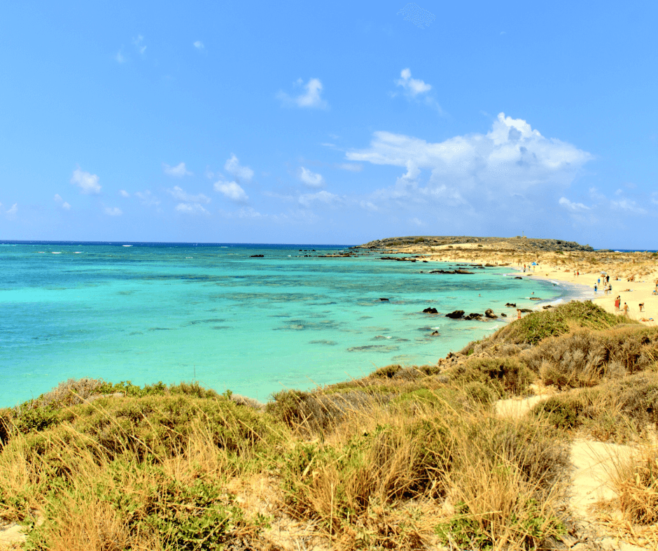 Schnorcheln auf dem Strand von Elafonisi auf Kreta, gekennzeichnet durch seinen einzigartigen Sand und kristallklares Wasser. 