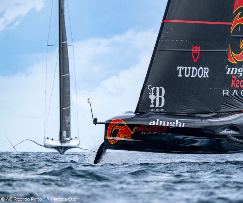 Zwei Sportsegelboote die auf dem Meer ein Rennen fahren