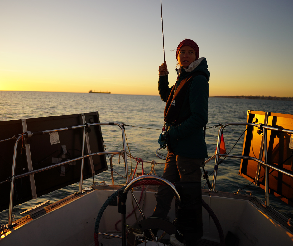 in den Sonnenuntergang segeln 