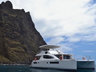 Katamaran auf dem Atlantik vor der Felsküste Madeiras