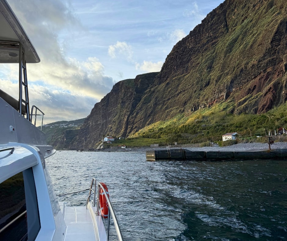 Entspannte Fahrt entlang der Klippen bei Delfin Tour auf Madeira