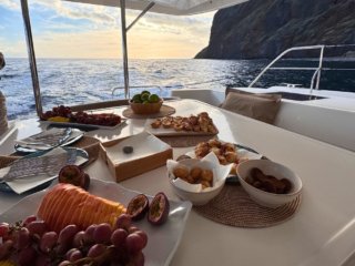 Snacks auf Katamaran bei Delfin Tour auf Madeira bei Sonnenuntergang