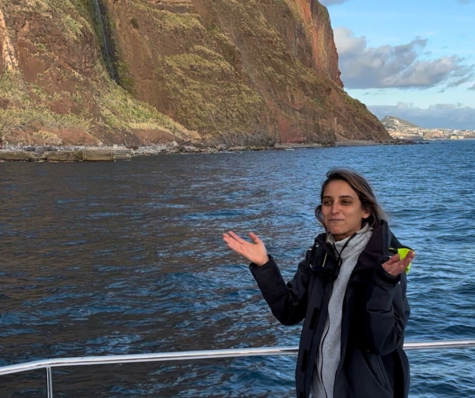 Lachende Frau auf Boot vor Küste Madeiras bei Delfin Tour