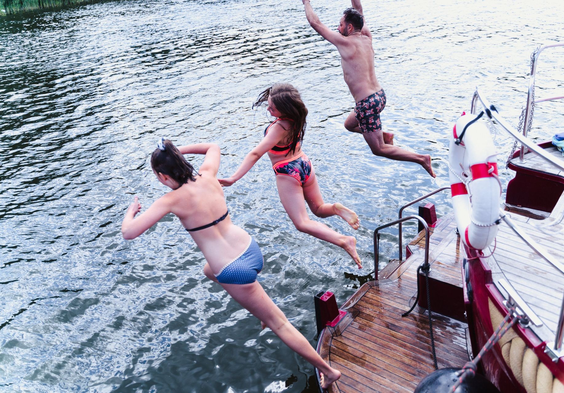 Sprung ins Wasserin Deutschland am See