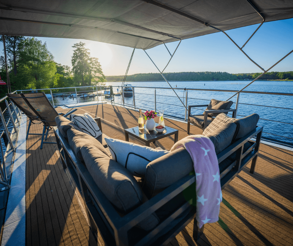 Dachterrasse auf einem Hausboot in Deutschland am See
