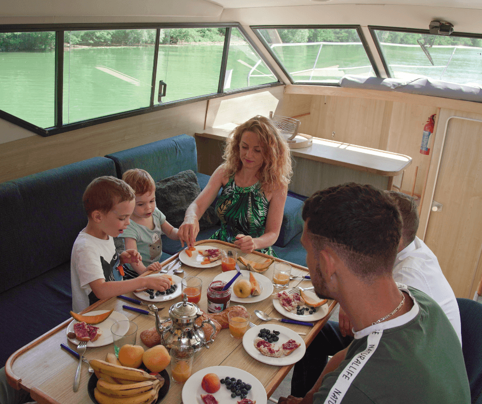Familienfrühstück auf dem Hausboot 
