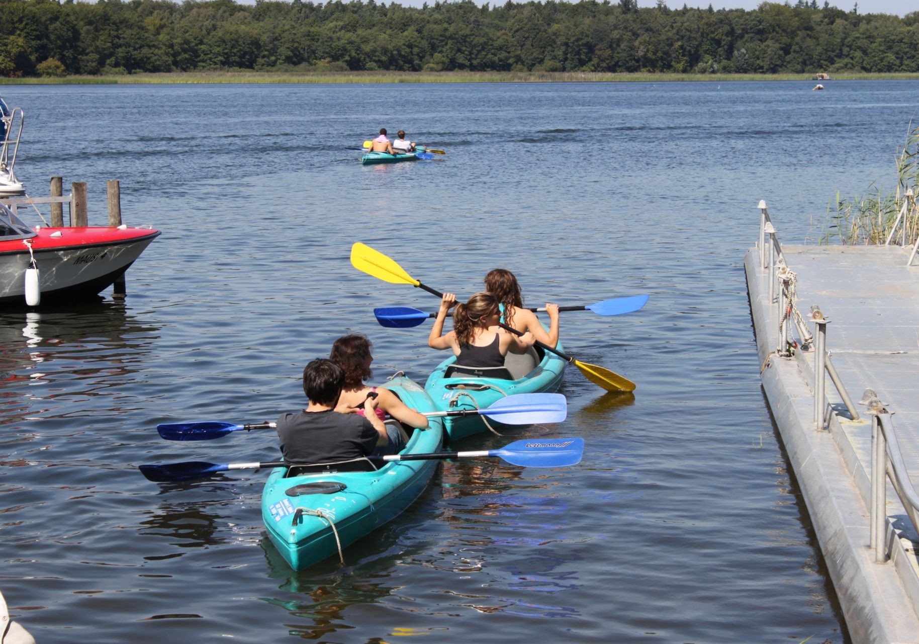 Kajak fahren im Familienurlaub in Deutschland am See