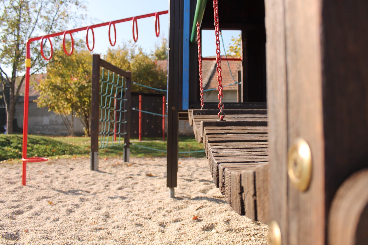Spielplätze erkunden im Hausbooturlaub mit Kindern 