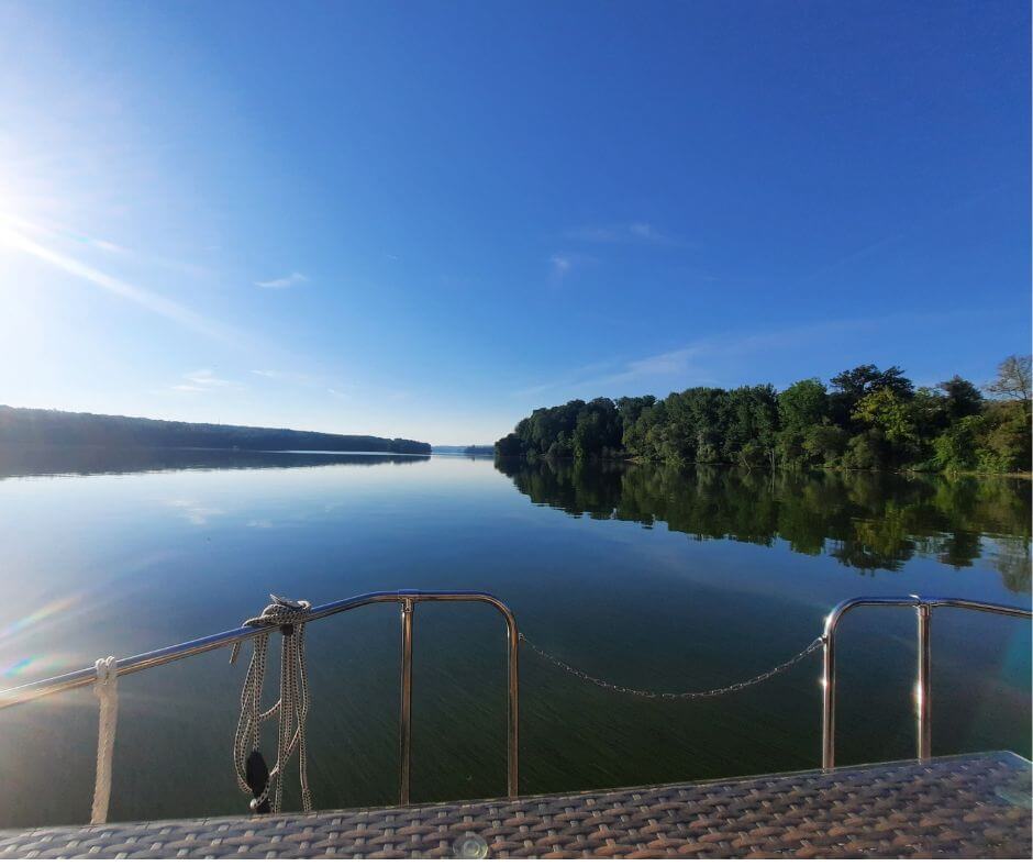 Blick vom Hausboot auf stillen See