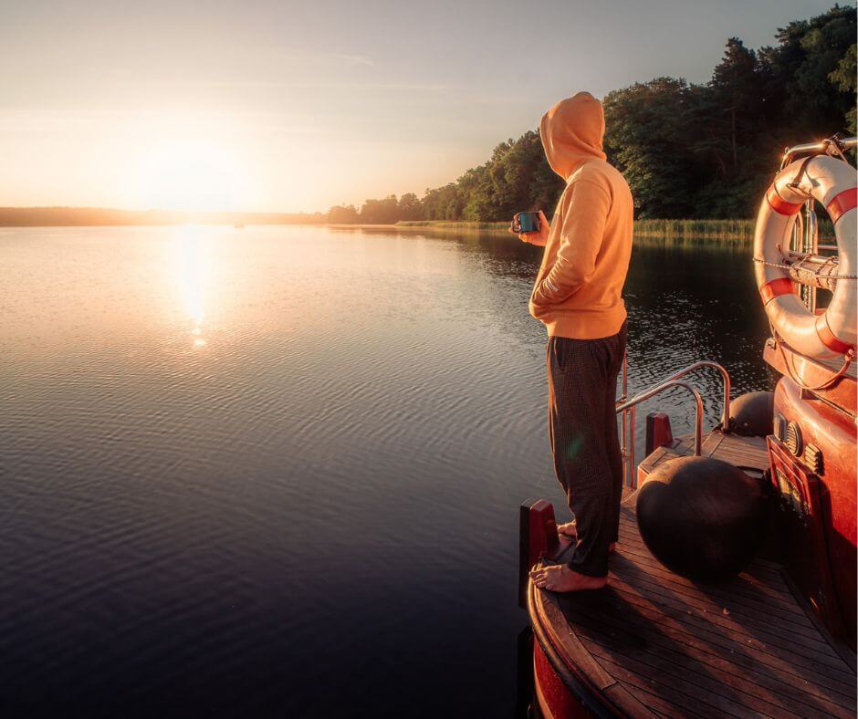 Morgenstille auf dem Boot im Achtsamkeitsurlaub