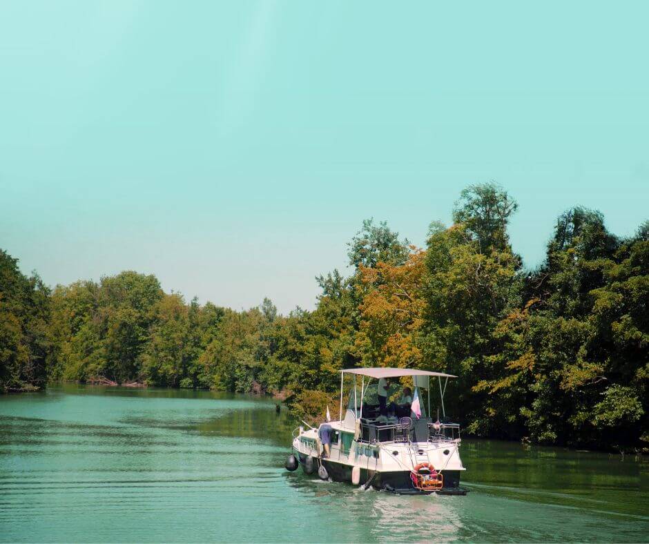 Hausboot in der ruhigen Natur