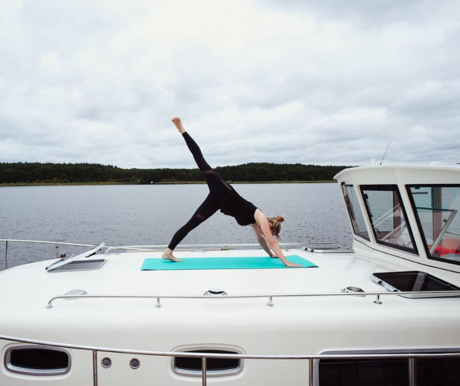 Im Urlaub Achtsamkeit erleben – mit Yoga auf dem Deck