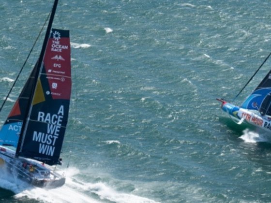 Zwei IMOCA-Yachten beim Ocean Race Europe 2025