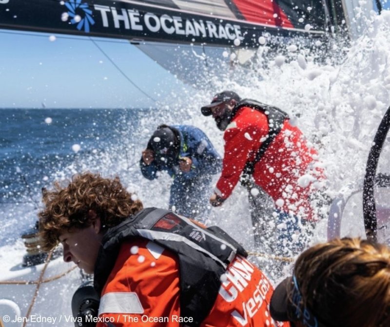 Welle trifft Ocean-Race-Crew an Deck