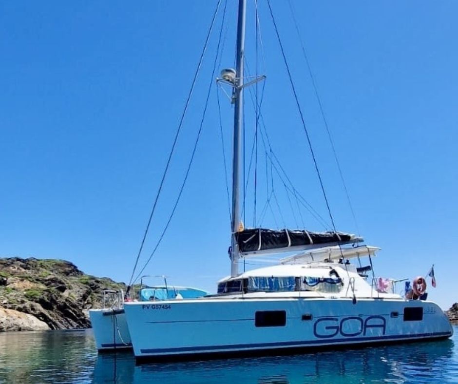 Segelyacht von Click&Boat bei Felsküste an der Costa Brava