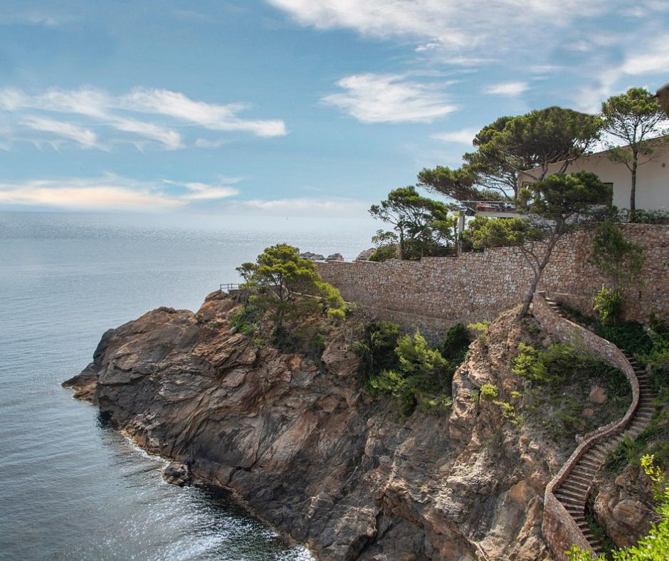 Segelyacht von Click&Boat bei Felsküste an der Costa Brava
