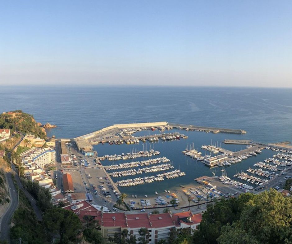 Panoramablick auf den Hafen und die Küste von Blanes