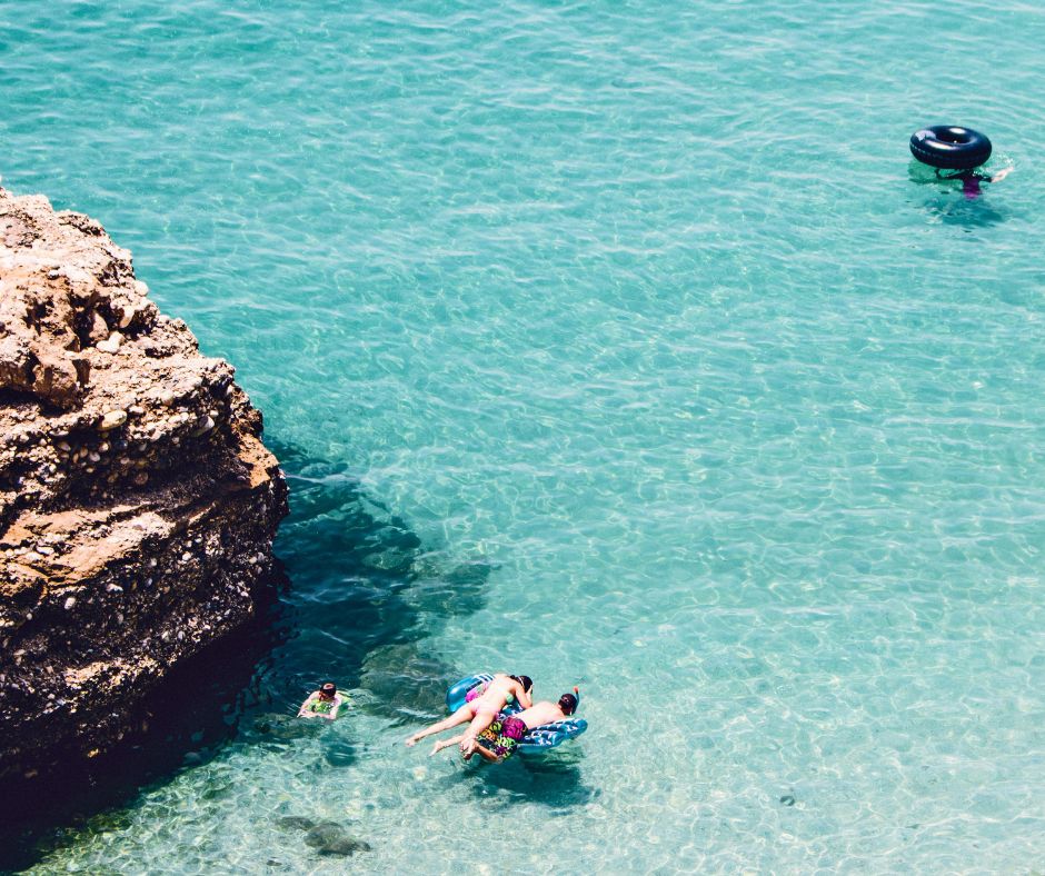 Schnorchler im klaren Wasser einer Bucht an der Costa Brava