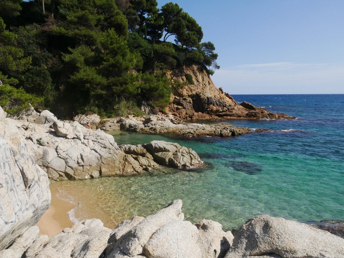 Costa Brava Geheimtipps – Boot vor felsiger Küste
