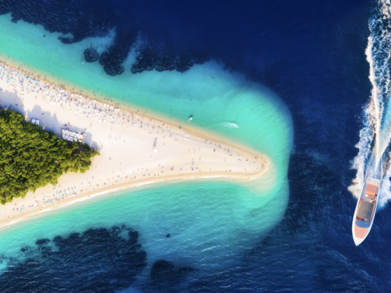 Luftaufnahme des Strandes Zlatni Rat.