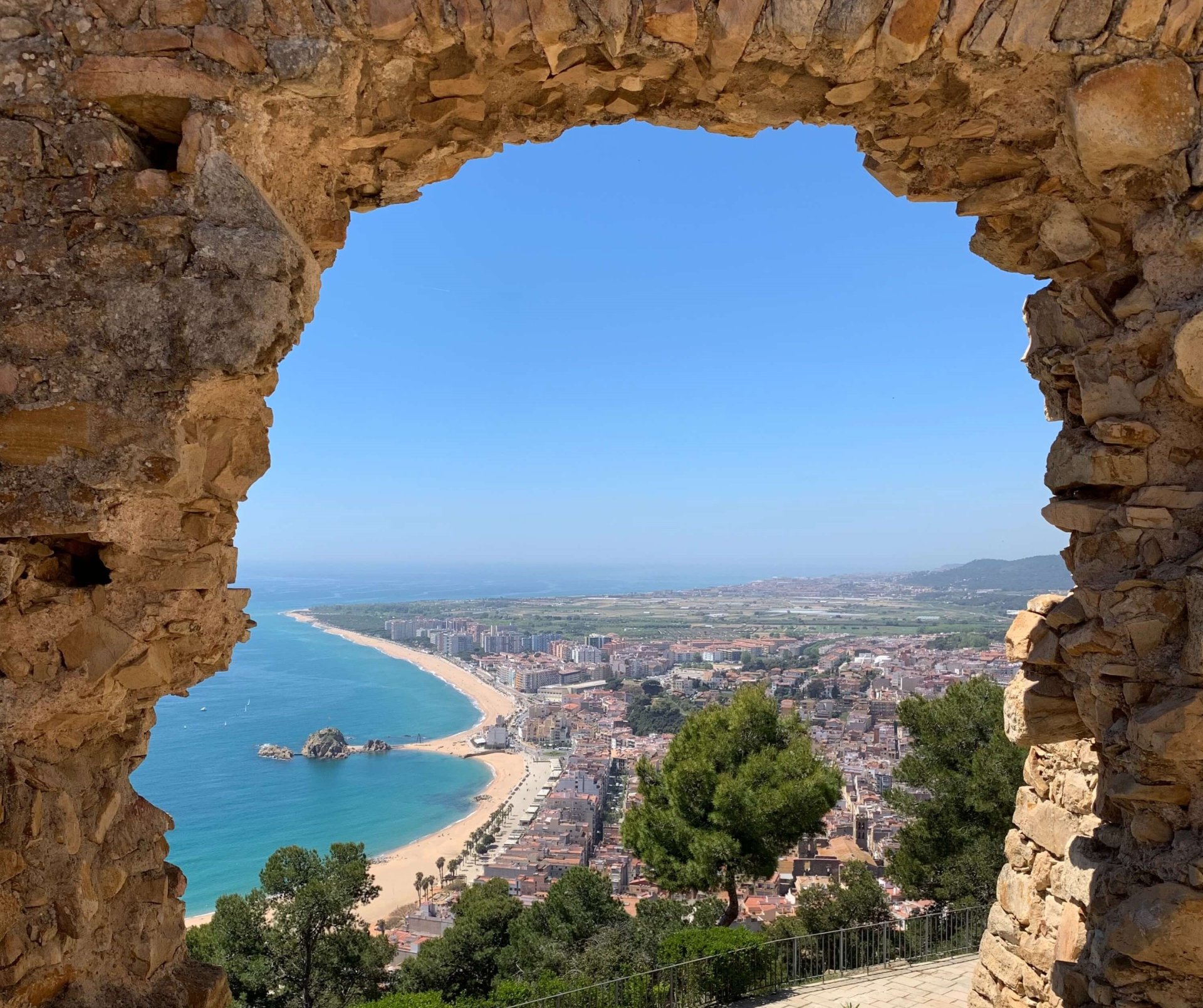 Bucht Strand Steinbogen Blanes Costa Brava.
