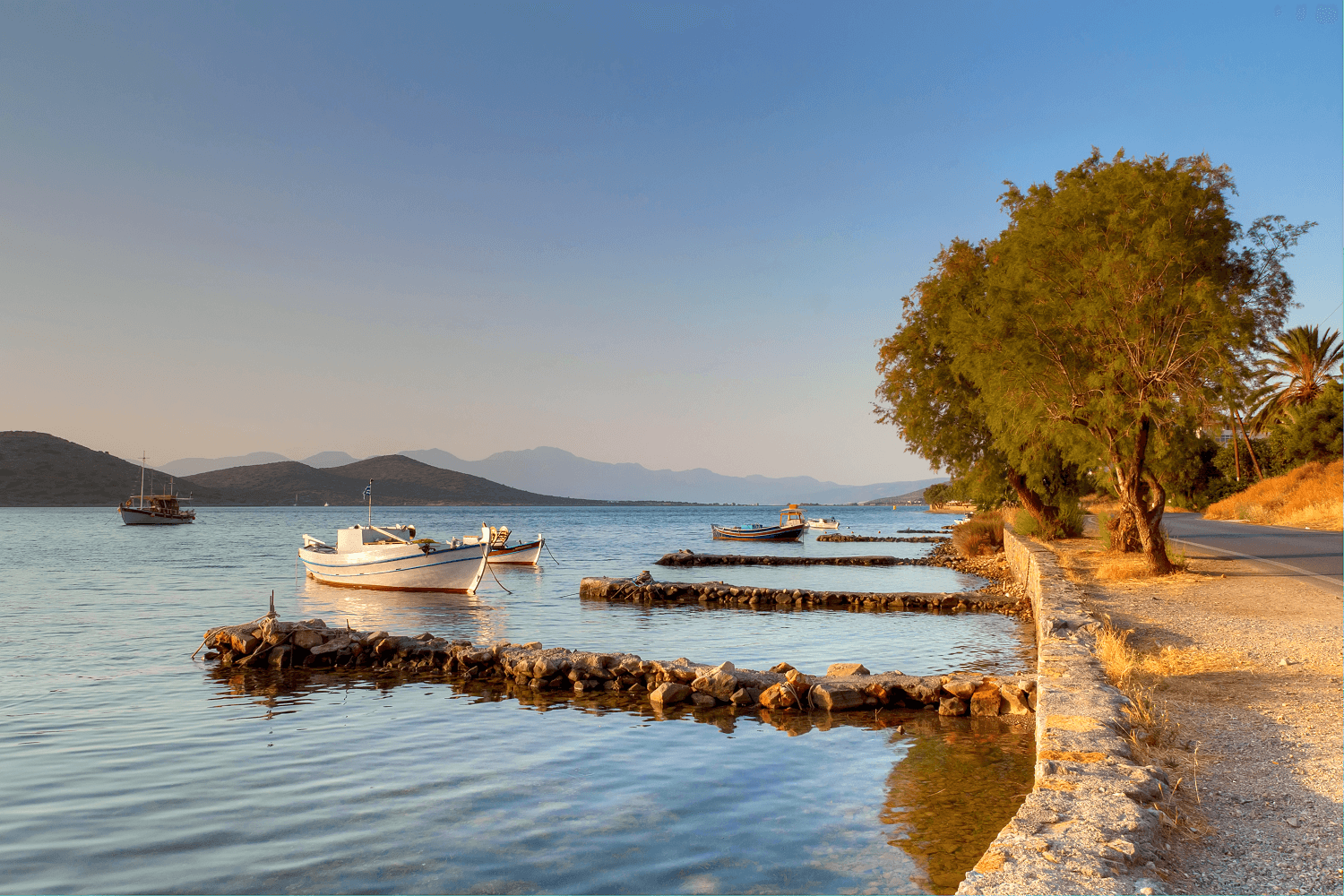 Traditionelle Fischerboote am Ufer Kreta.