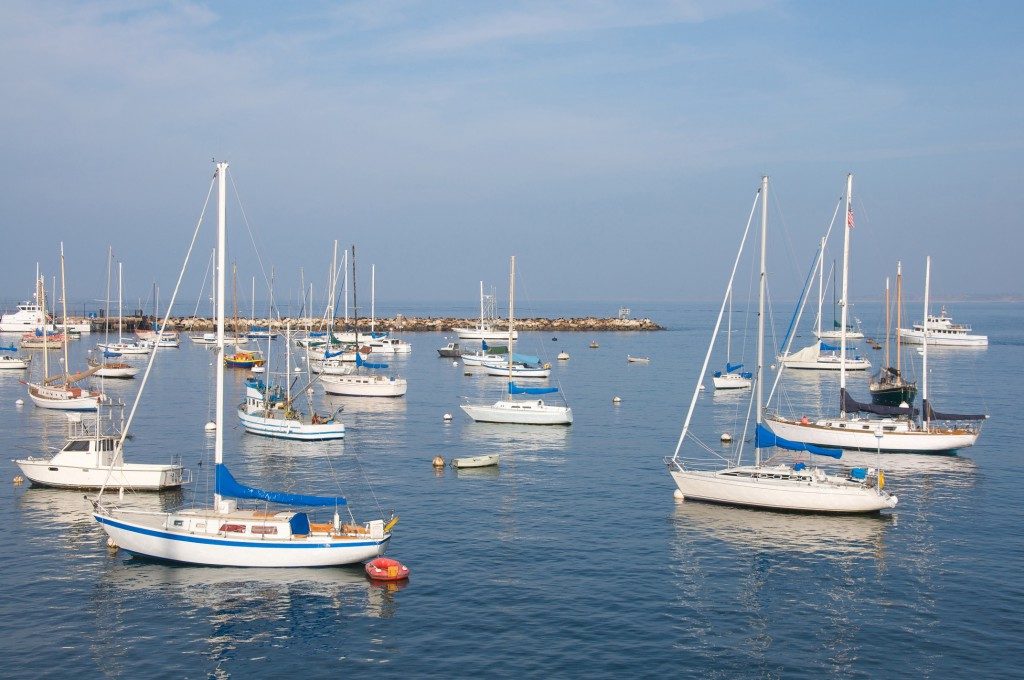 boats in the water click and boat