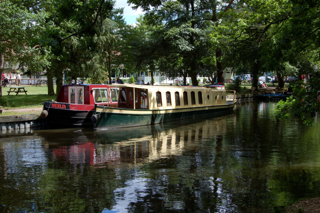 hire a boat in the Thames River