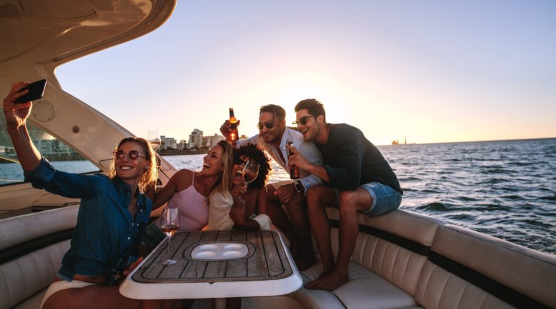 Pessoas tirando uma selfie em uma festa de barco em um iate