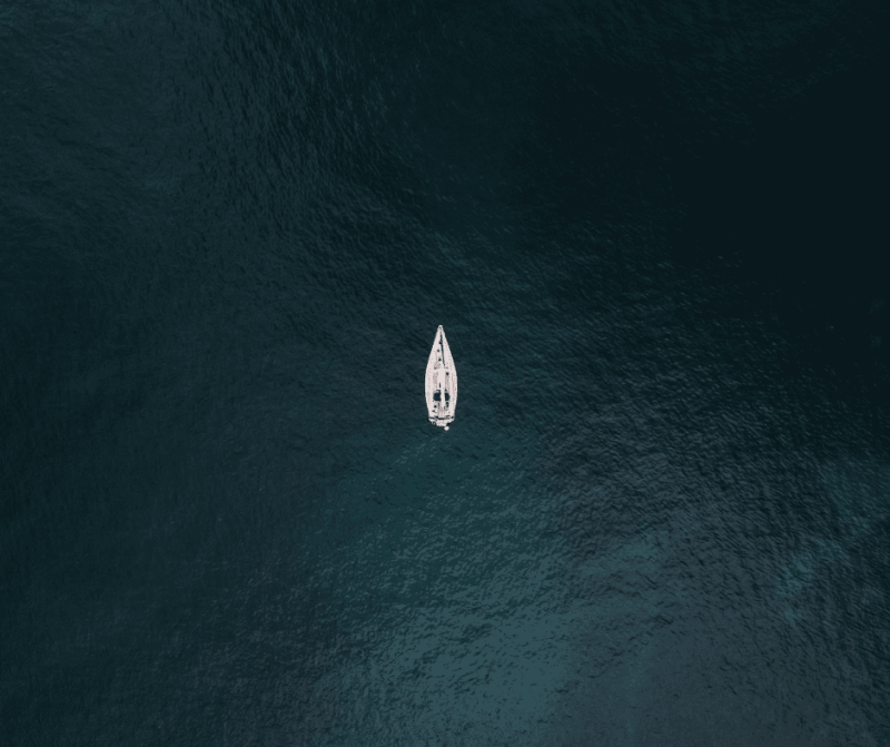 Vista aérea de una embarcación en el agua