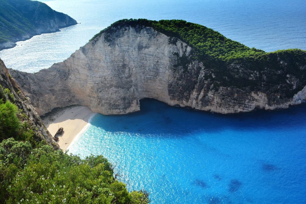 Playa Navagio, ubicada en una de las islas griegas más bonitas