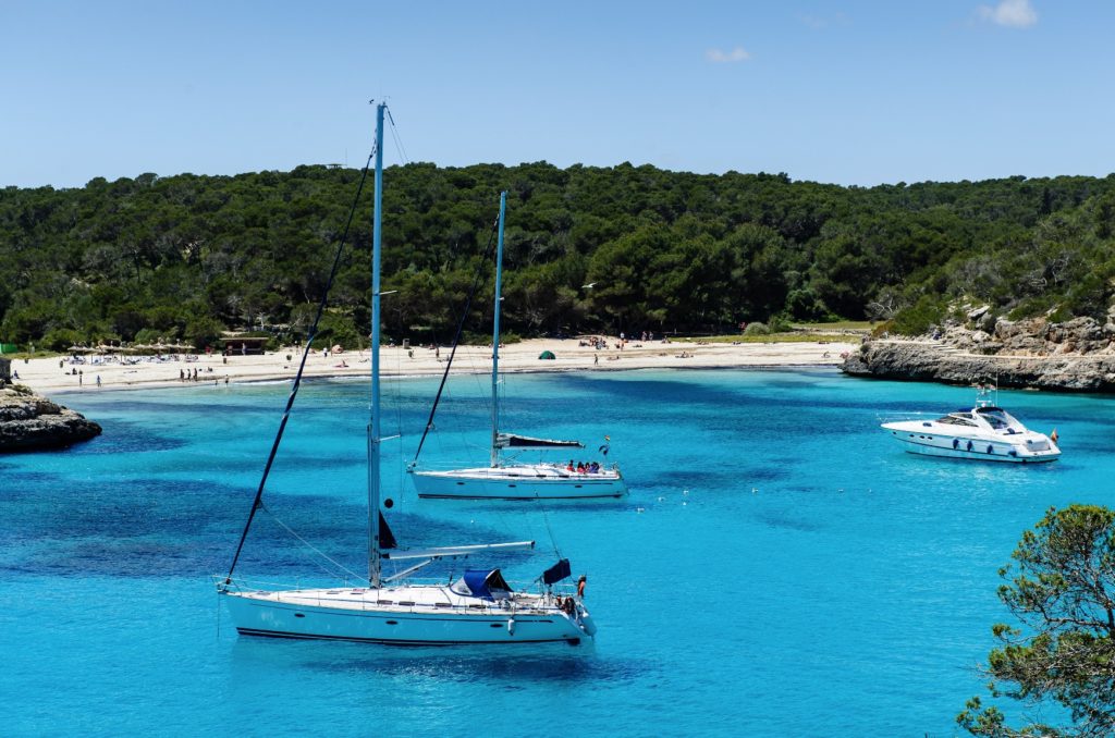 veleros navegando en las calas de Ibiza