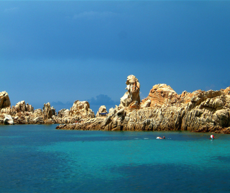 Impresionantes vistas de la playa y formaciones rocosas de La Maddalena