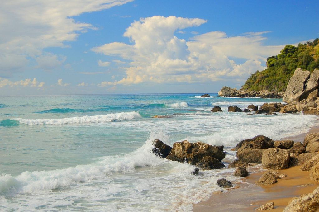 las olas de una playa de Corfú