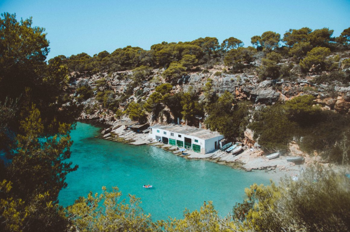 Cala secreta de agua turquesa, uno de los amarres perfectos en Mallorca