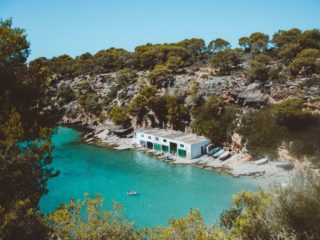 Cala secreta de agua turquesa, un amarre perfecto en Mallorca