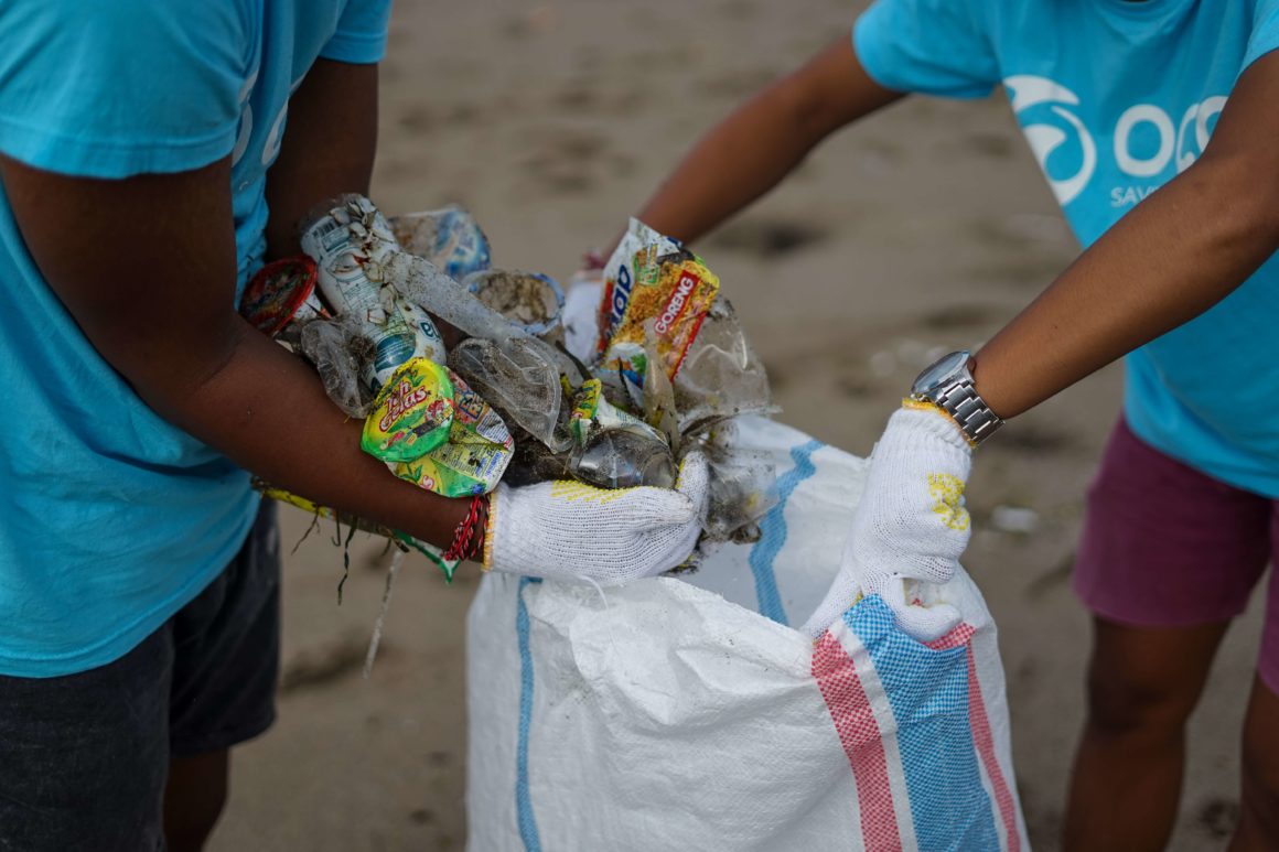 Recogida de basura en una playa con Ocean Clean Up
