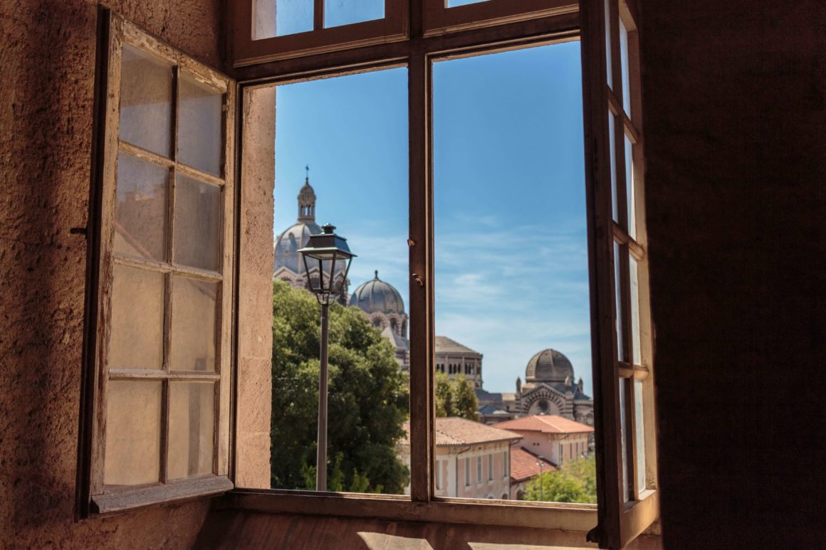 Vistas de Marsella desde una ventana